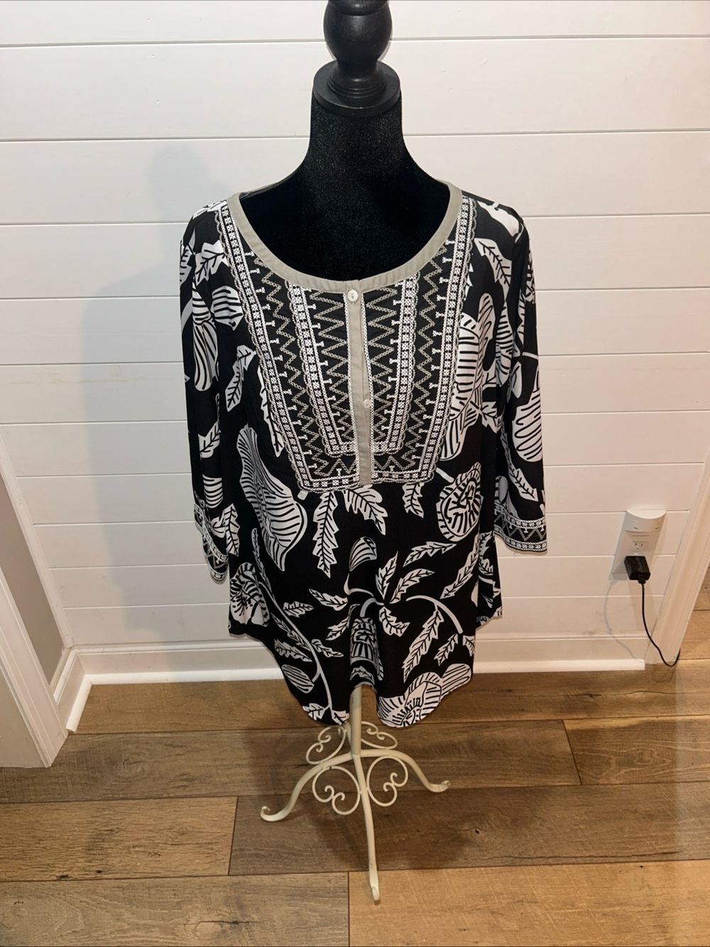 Gretchen Scott Womans Size XL Tunic Top Black White Floral Embroidered Boho